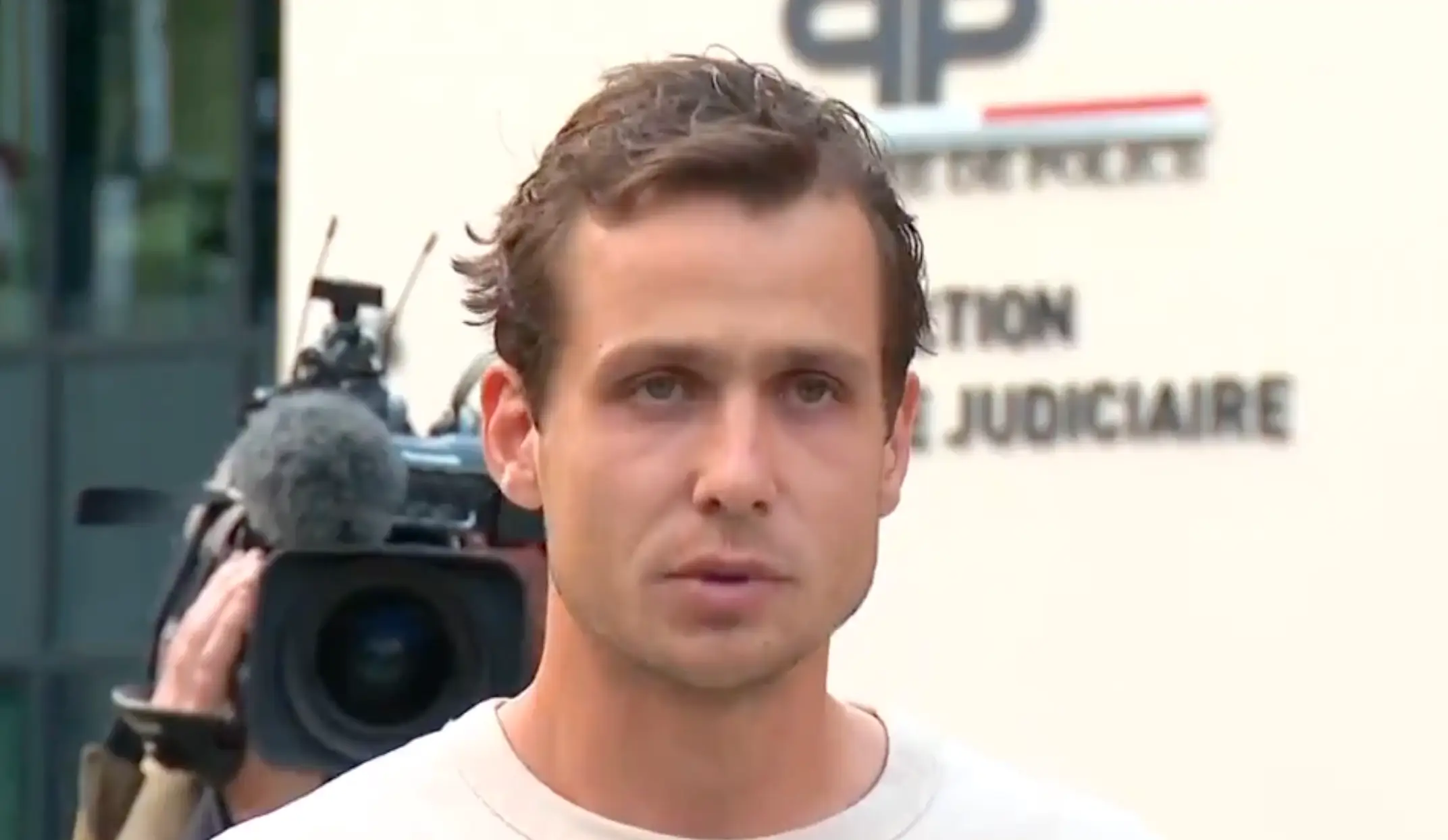 Craig spoke to the media before leaving the village. (X/@7NewsAdelaide)