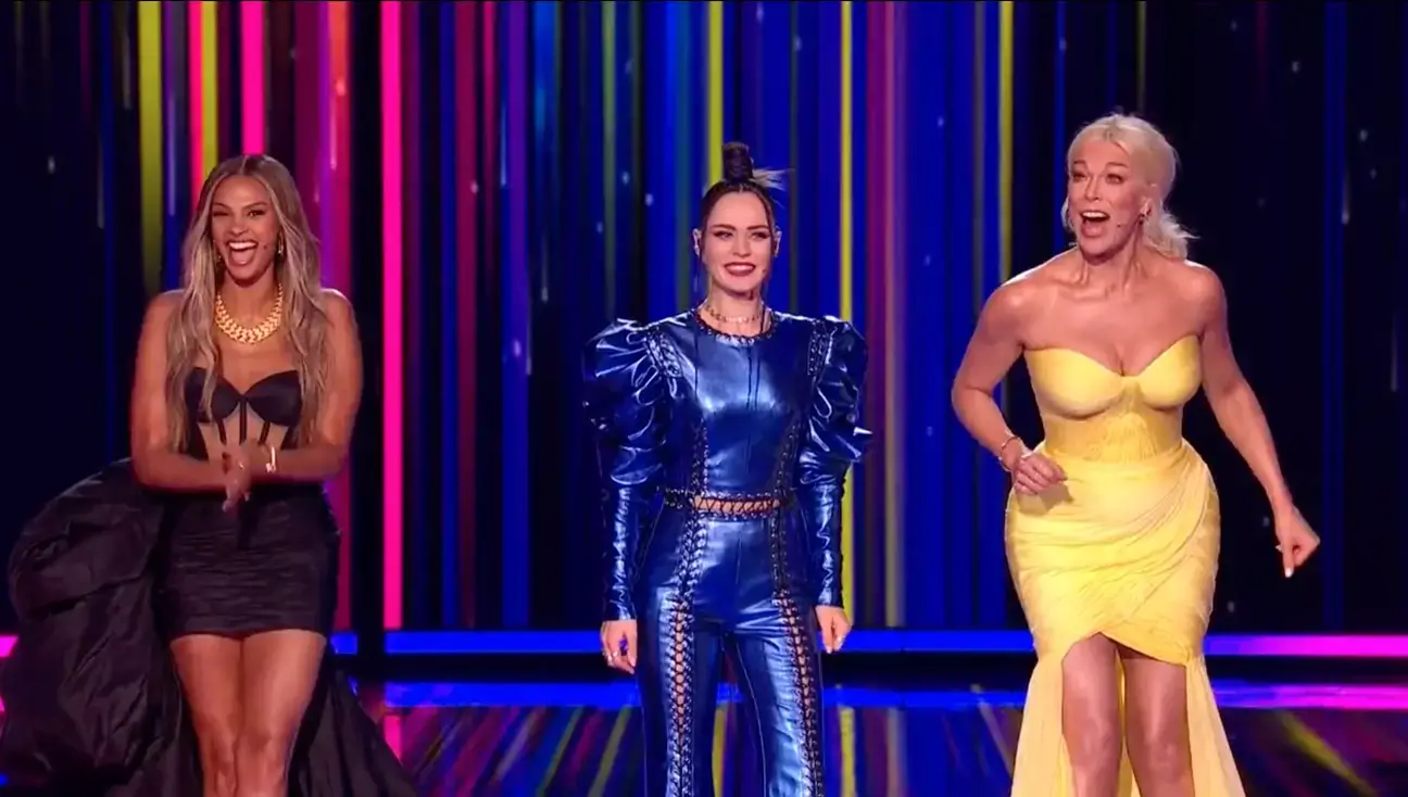 Waddingham also gave the voting instructions in perfect French as well.