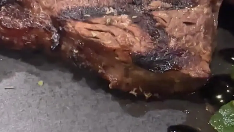She says she saw maggots in her steak (ABC)