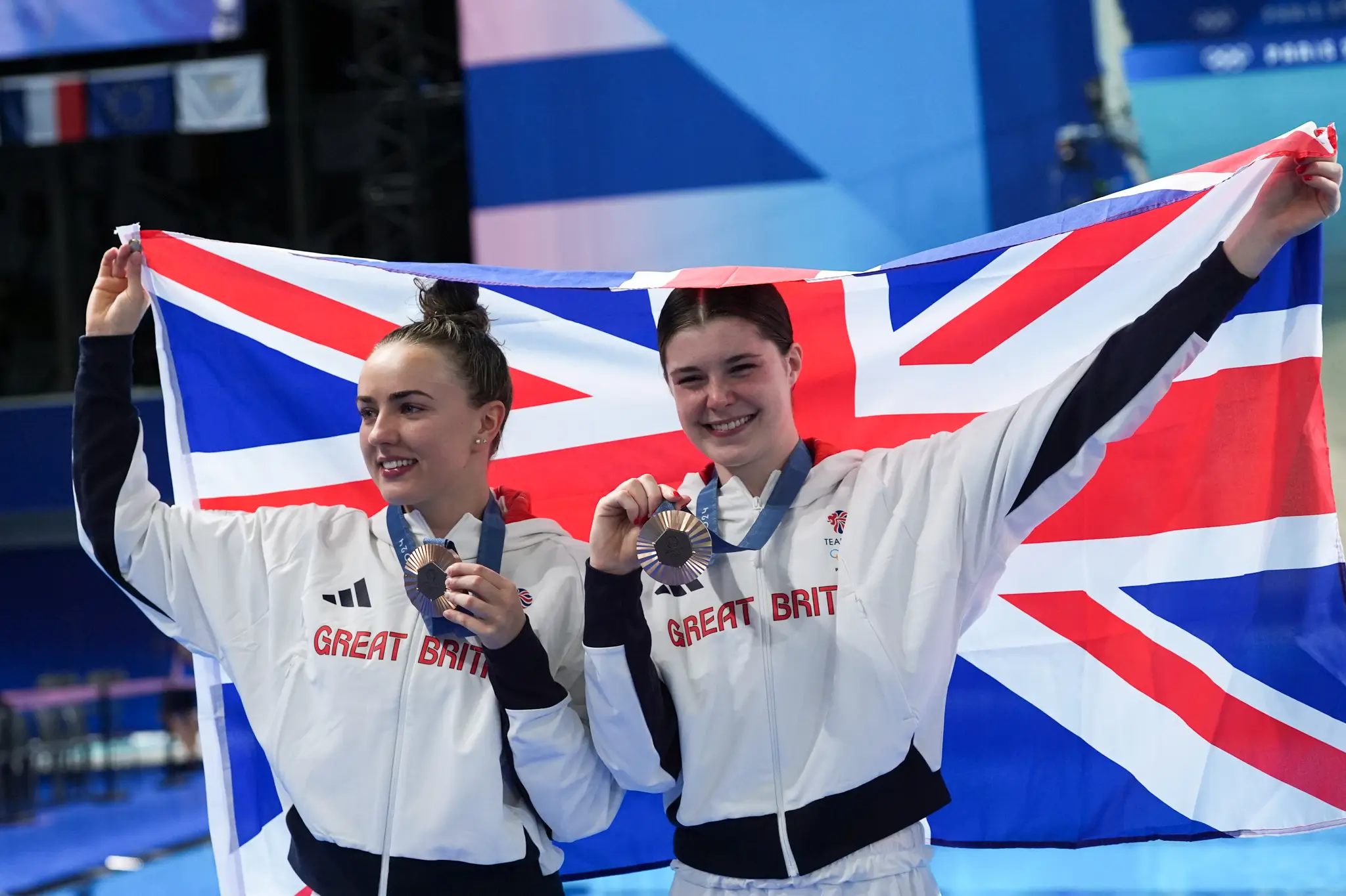 Andrea Spendolini-Sirieix (right) and her teammate Lois Toulson with their bronze medals. (Mustafa Ciftci/Anadolu via Getty Images)