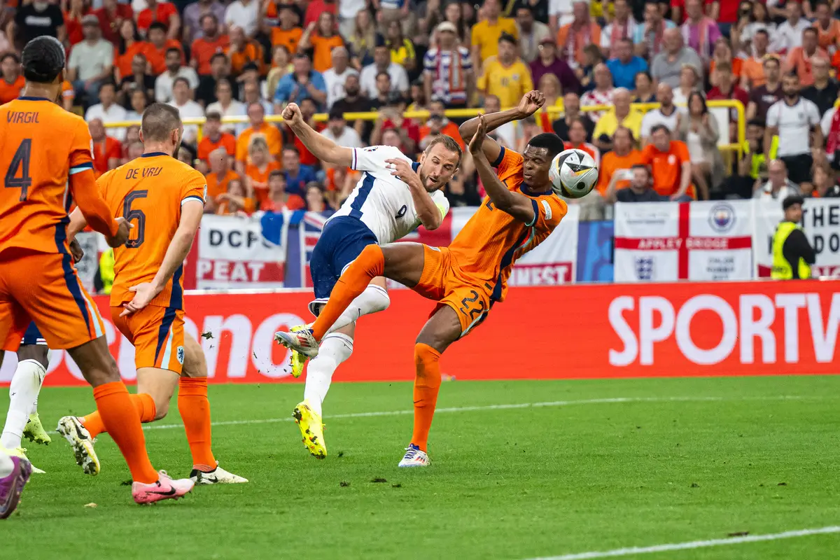 Denzel Dumfries's clipped Harry Kane in the first half (Marvin Ibo Guengoer - GES Sportfoto/Getty Images)