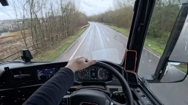 The HVG driver shared his annual earnings (YouTube/hgvmeta)