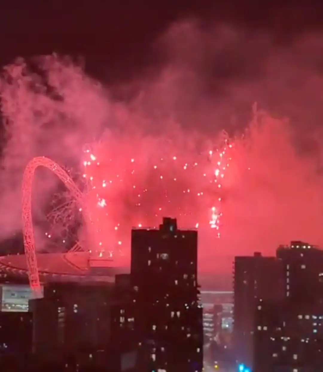The fireworks over the stadium (@Irenicon_nf/Ely Finn)