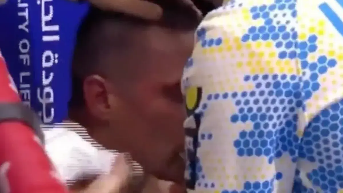  Usyk was seen kissing his cross in the first fight (TNT Sports)