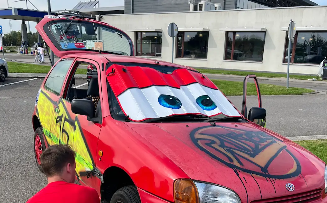 Niall accessorised the car with 'Lightening McQueen' bolts.