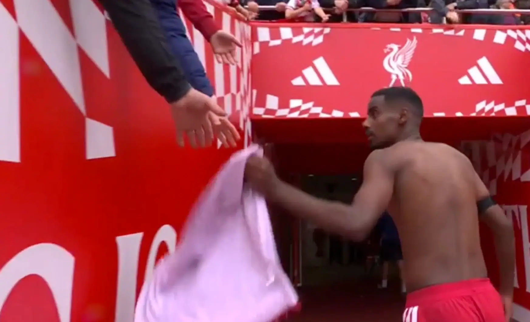 Isak handing over the shirt as a keepsake (TNT Sports)