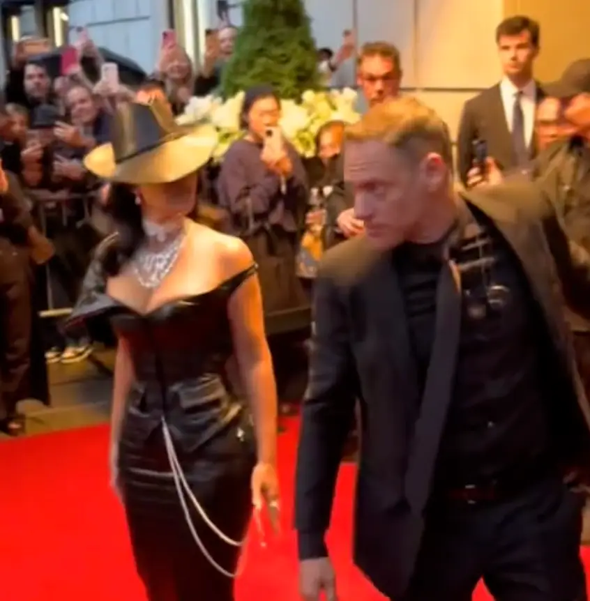 The 44-year-old was not pleased with the security guard who accidentally stepped on her dress (TikTok/nicolecerratob)