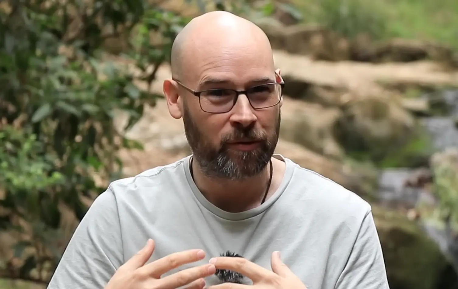 Fraser explained that he initially brushed his symptoms off (Youtube/I (don’t) have dementia)