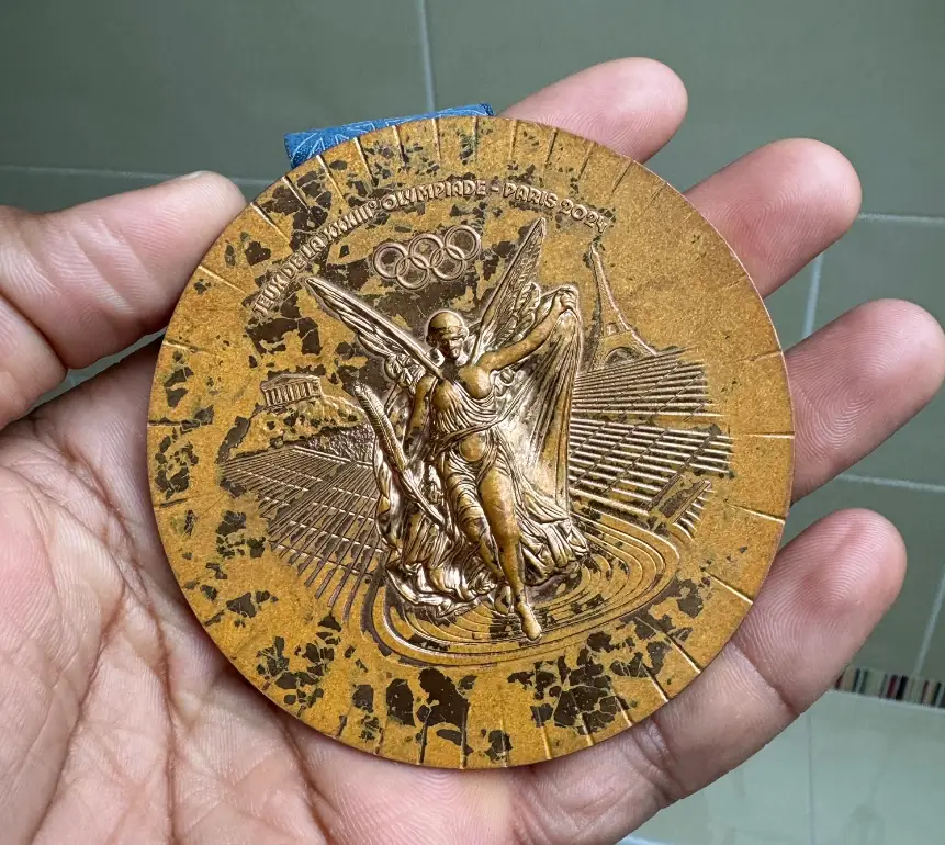 A number of athletes have complained that their medals very quickly stopped looking like they ought to (X/@yohann_2911)