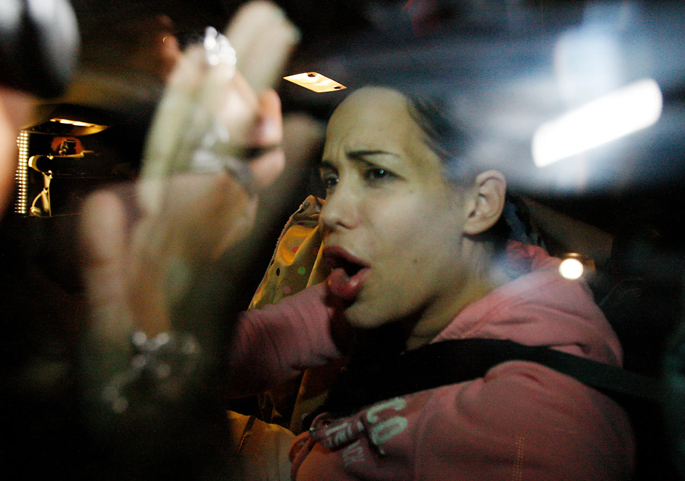 She was swarmed by photographers when trying to return home with her kids (Luis Sinco via Getty Images)