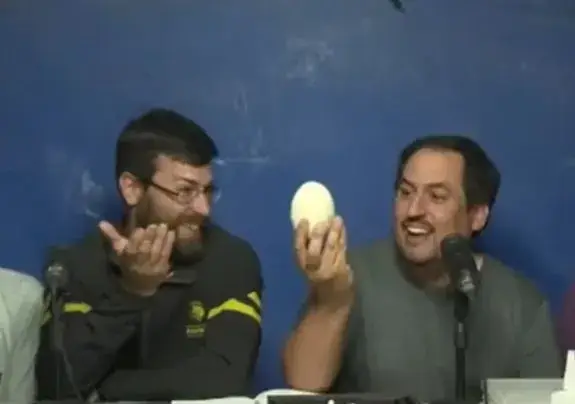 The egg was unveiled on live stream (YouTube/@VeoNoticias)