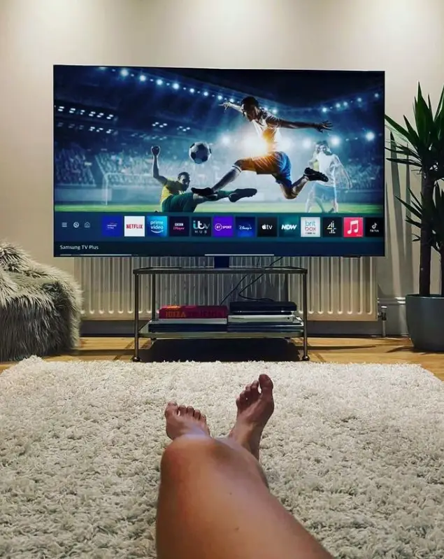 Trolls will comment on her feet pics. (Instagram/@laurawoodsy)