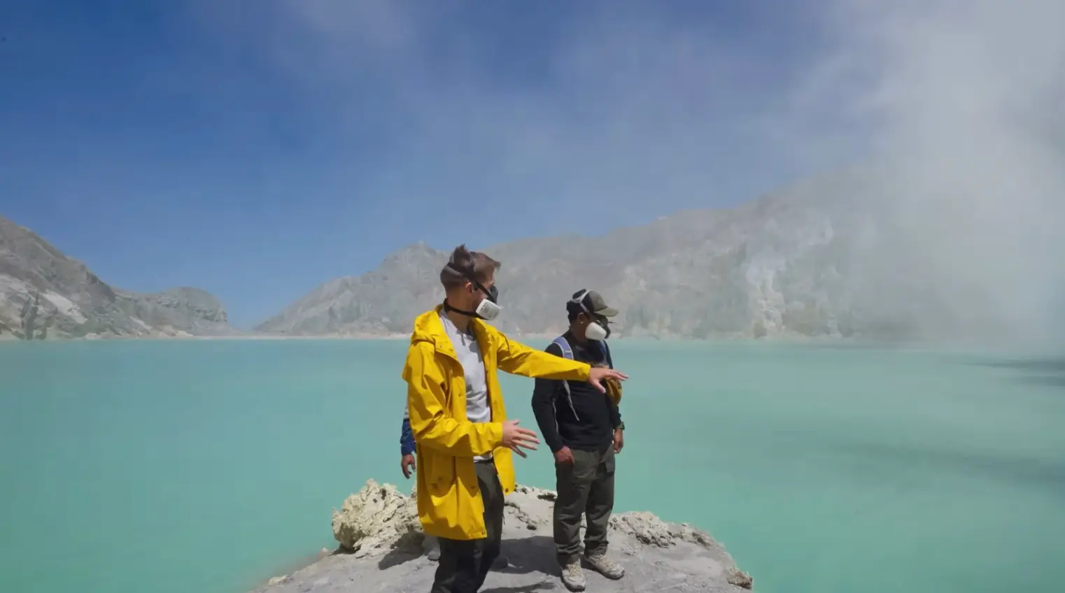 The acid lake might look picturesque, but it is in fact deadly (YouTube/DaraTah)