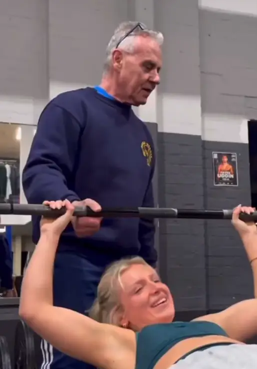 The man could be seen spotting Lily while she lifted a heavier weight (TikTok/@lilylifts_)