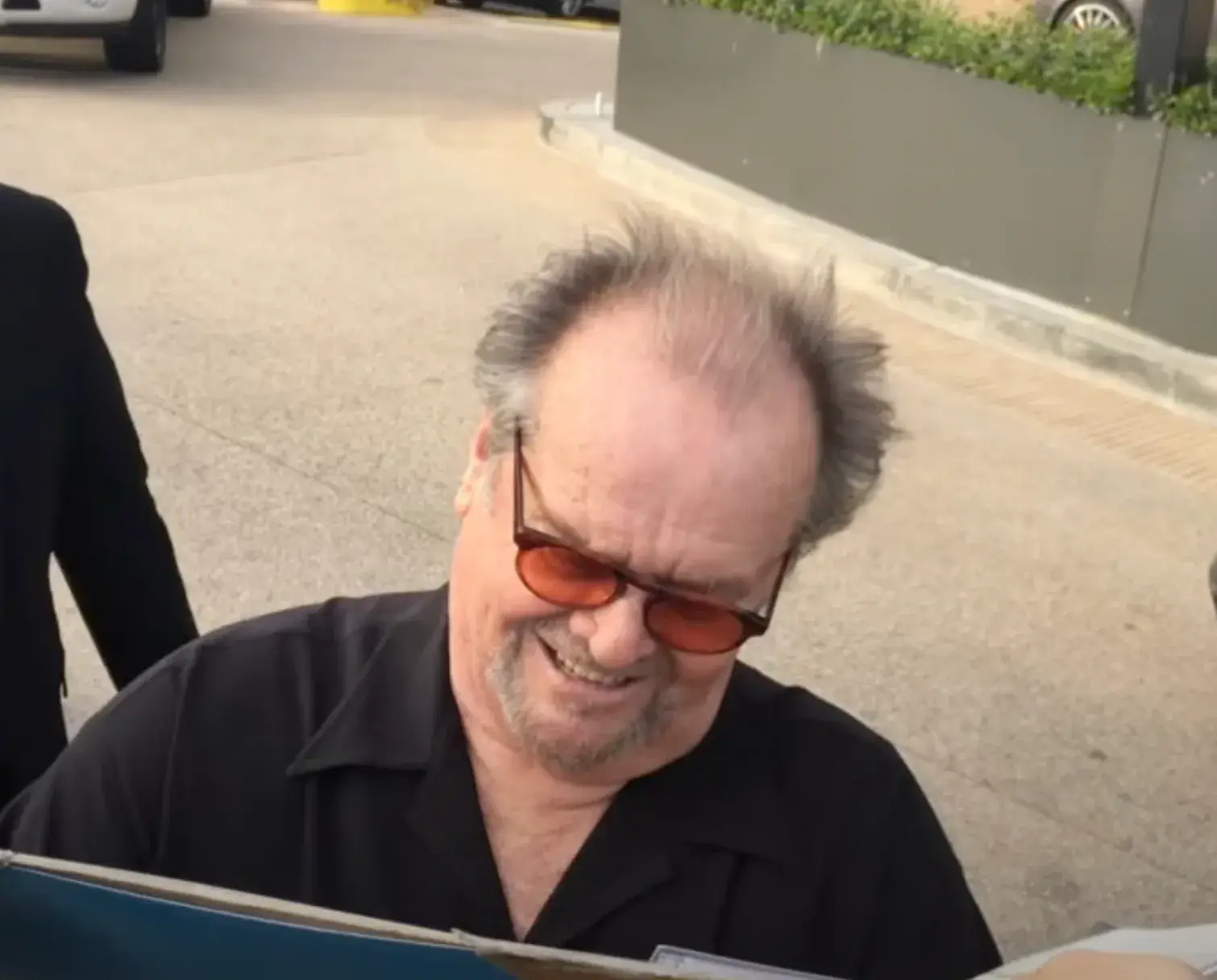 Nicholson stopped by to sign autographs for fans.