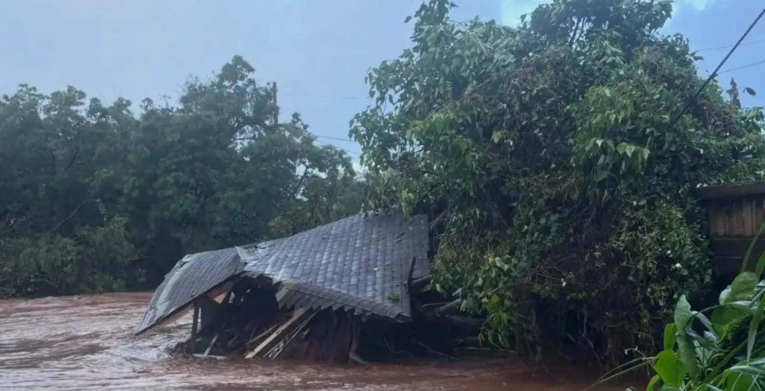 A property seen faltering after being battered by floodwaters (Honolulu Fire Department)