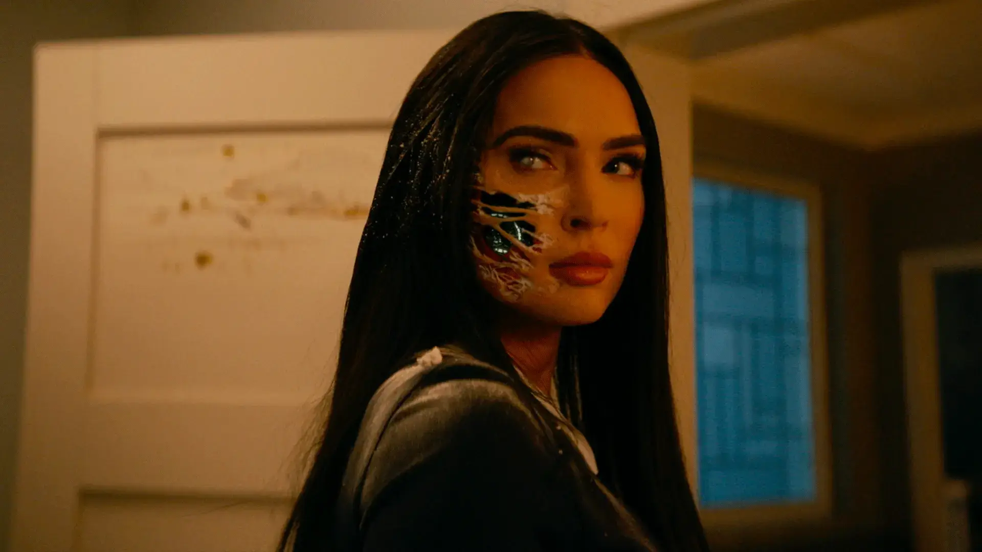 Megan Fox plays an AI robot (Netflix)