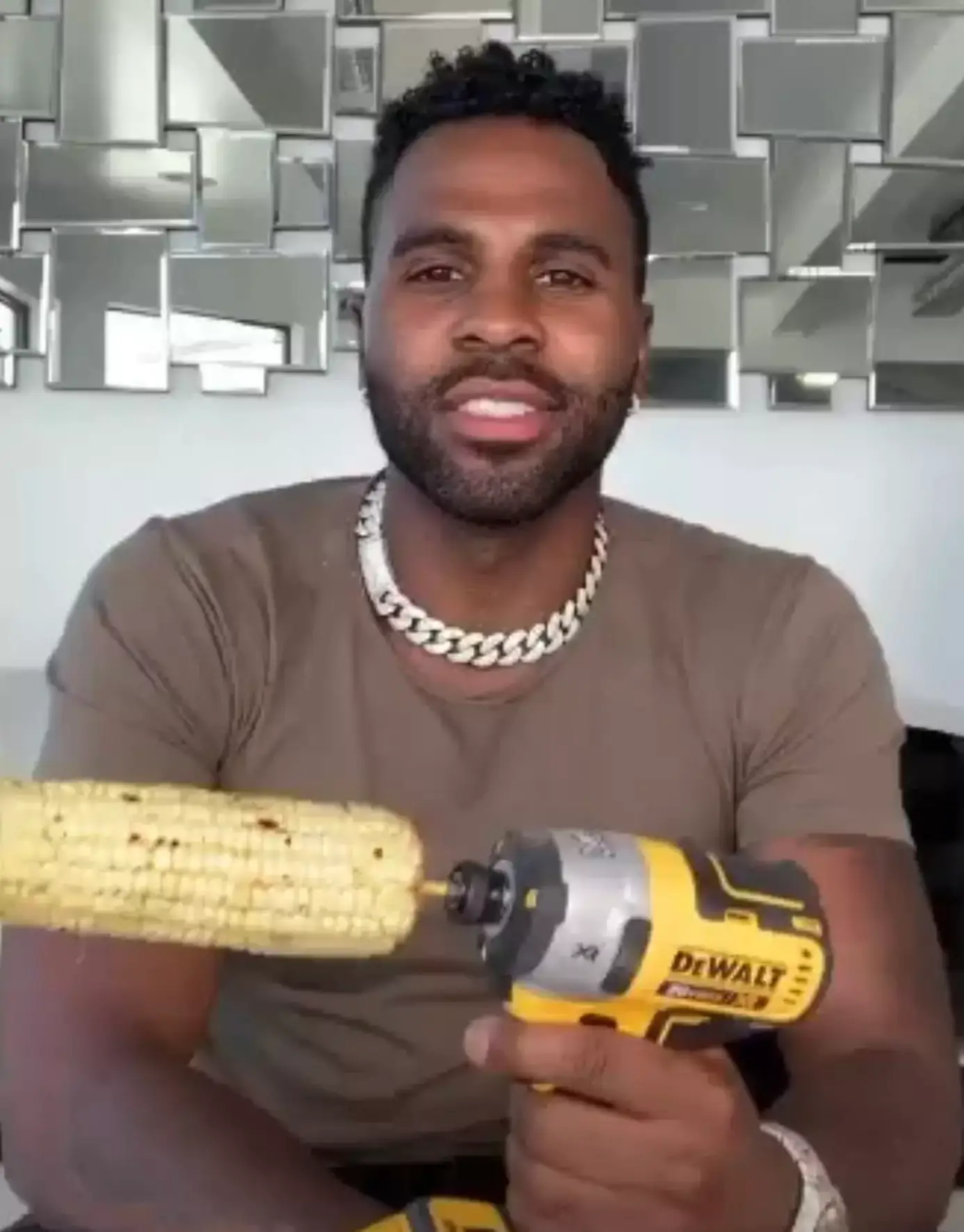 Jason Derulo bizarrely decided to eat a piece of corn with a drill (TikTok/@jasonderulo)