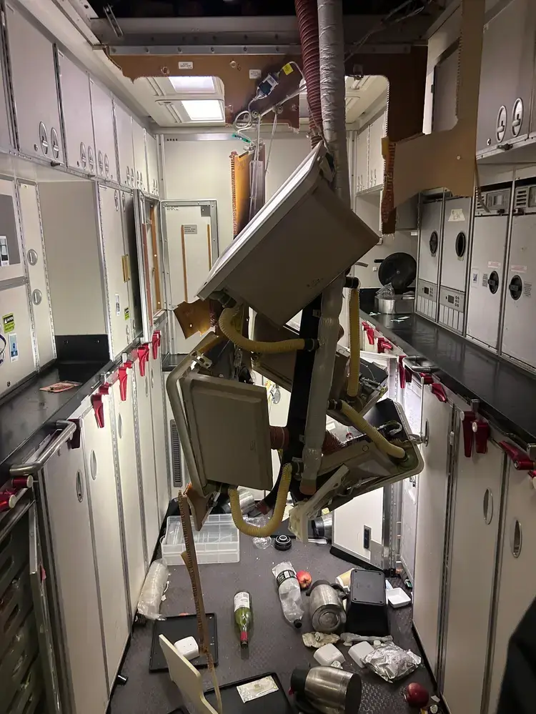 The plane dropped a significant distance in a matter of seconds, sending passengers into the ceiling (Viralpress)
