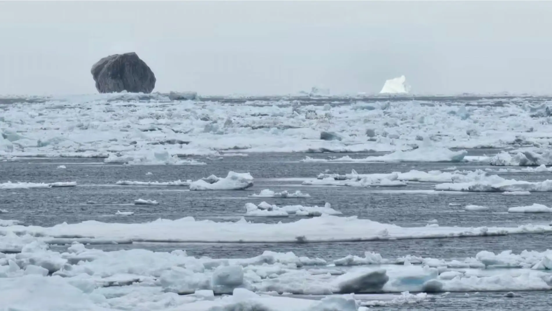 The giant iceberg (Facebook/Hallur Antoniussen)