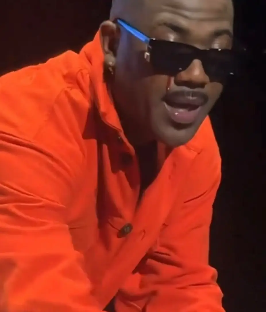 Fans thought blood was streaming from the music star's eye while he was on stage (TikTok/@tns..vibes6)