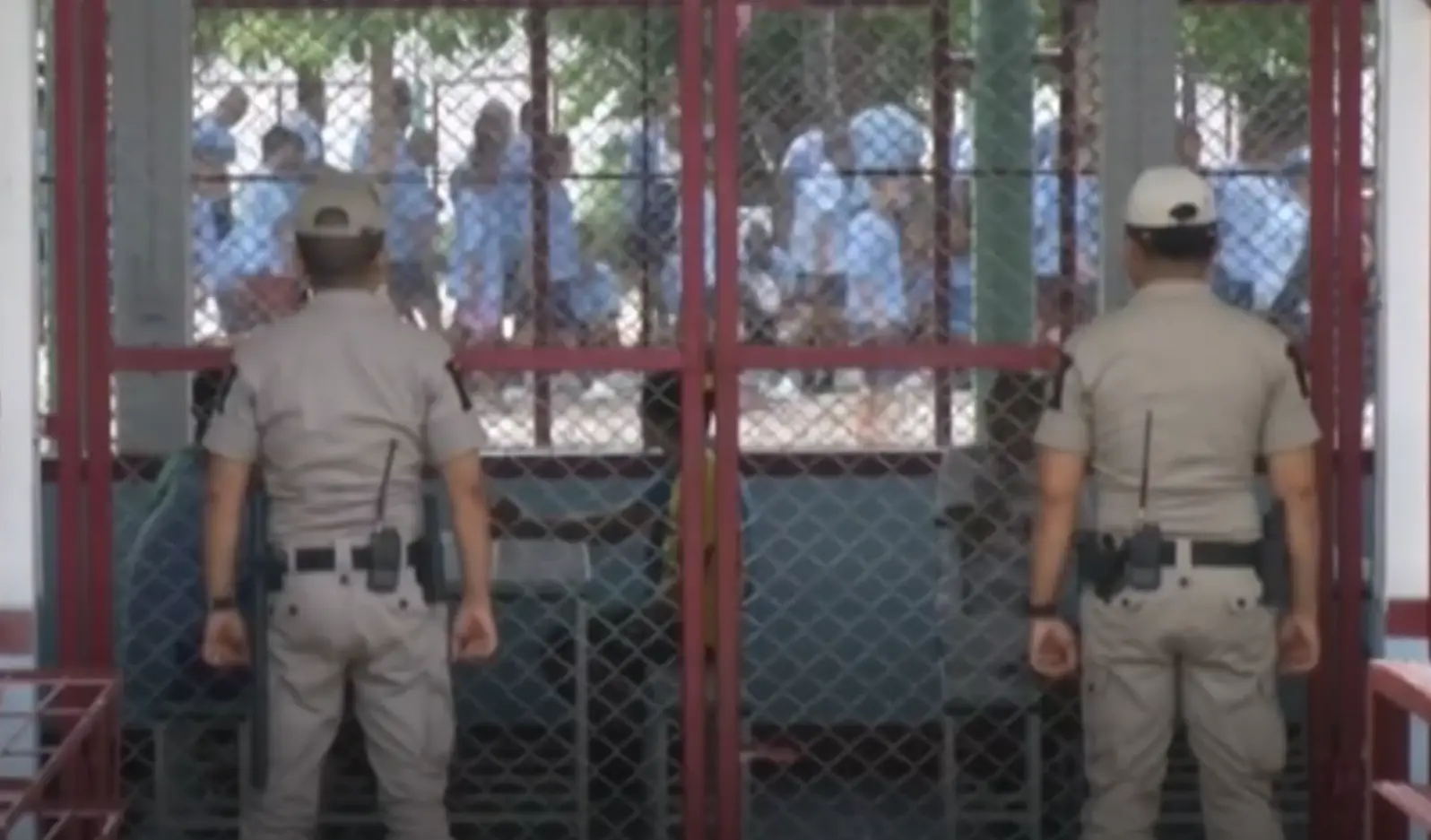 Overcrowded cells with inmates serving lengthy sentences for violent crimes is the norm in the jail (RTVE)