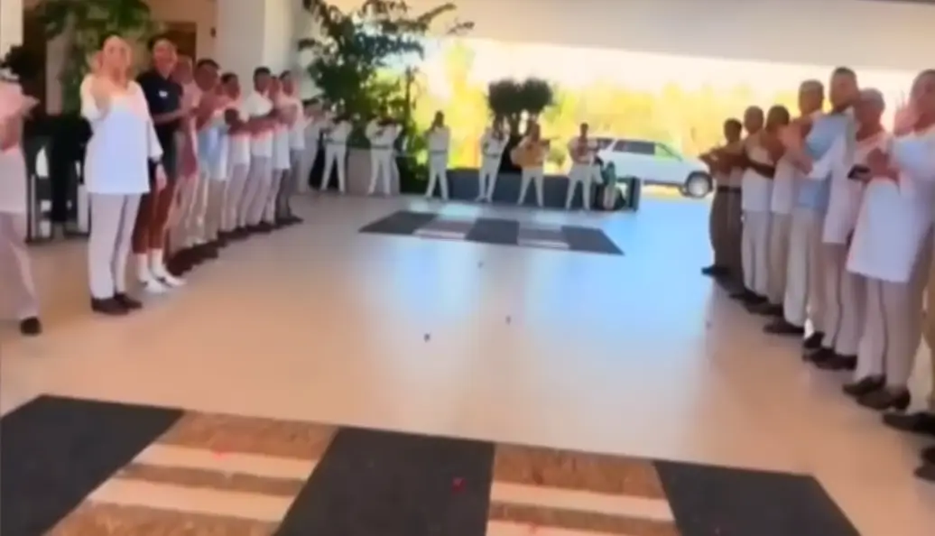 After a 'lonely' holiday the couple were waved out of the hotel (YouTube/Inside Edition)