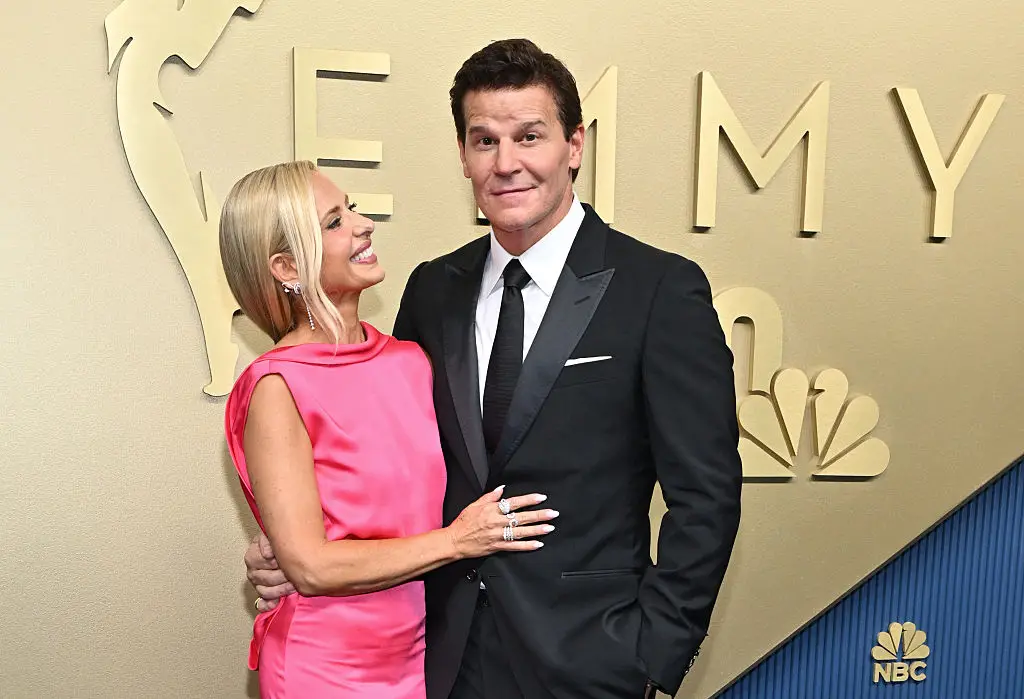 A photographer asked them to kiss on the red carpet, Sarah Michelle Gellar pointed out they're married to other people (LISA O'CONNOR / AFP via Getty Images)