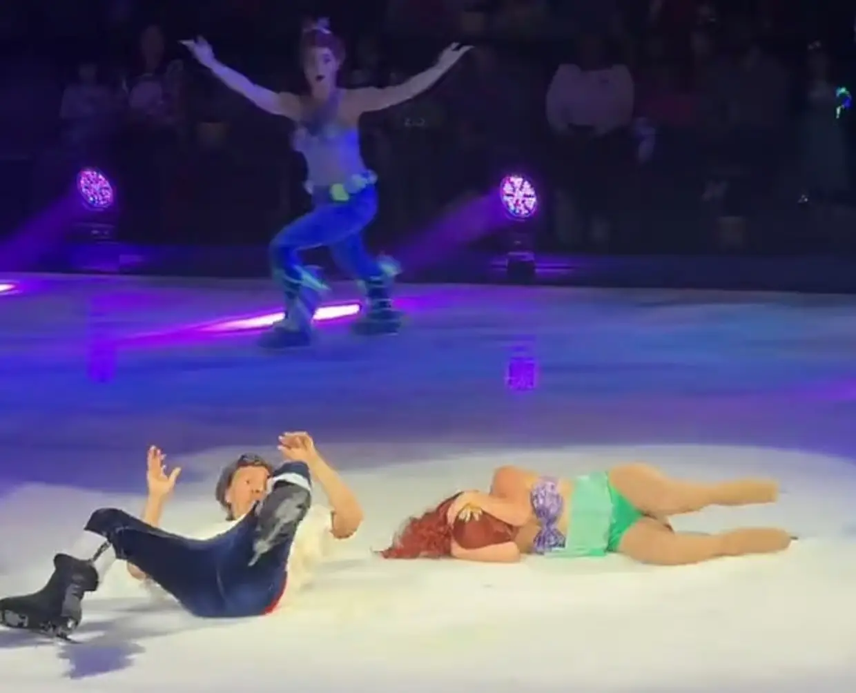 The skaters fell on the ice in front of stunned fans (TikTok/@planoplaysgamestiktok)