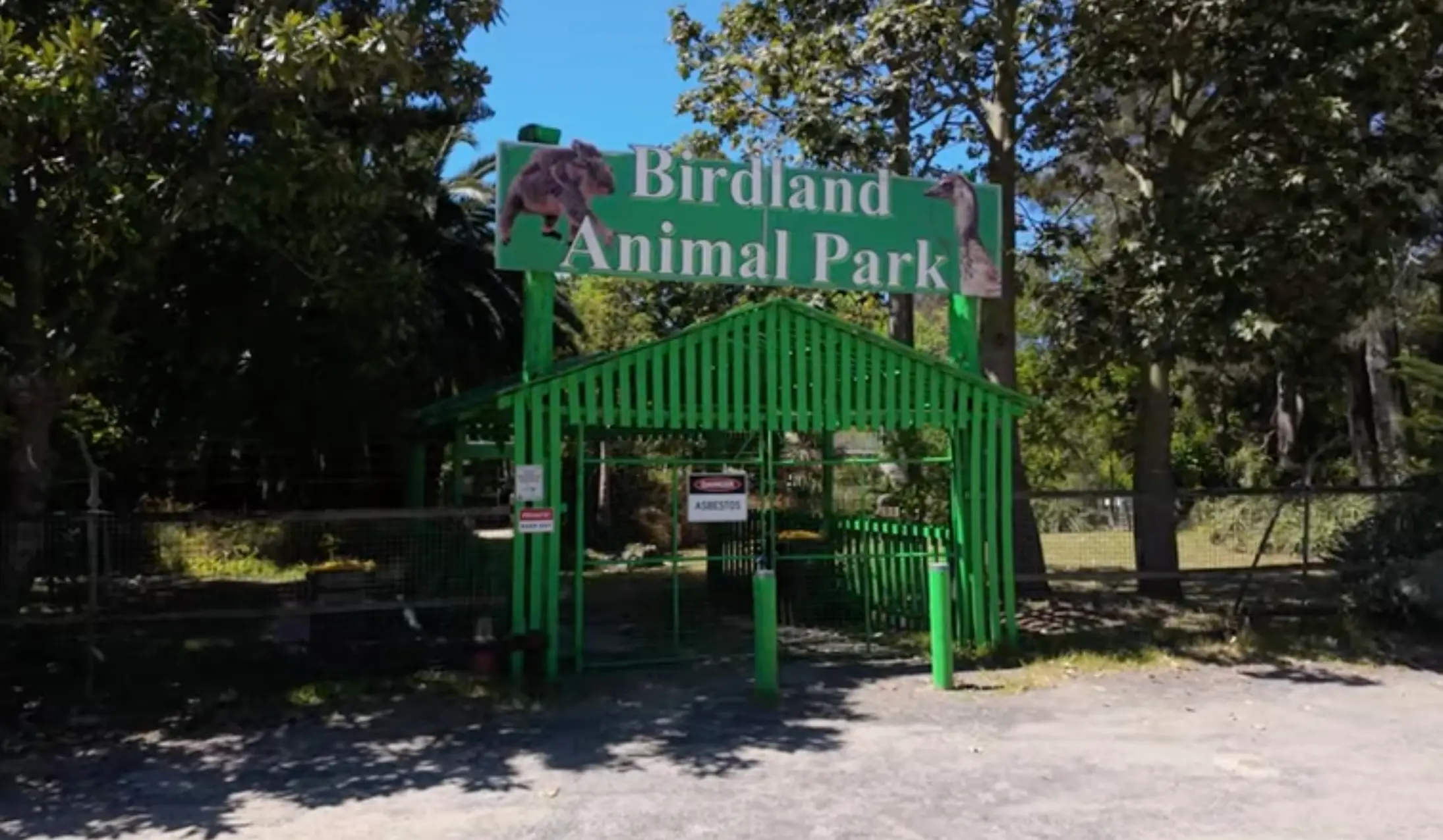 The Birdland Animal Park shut its doors last year (YouTube/@urbanexplore0)