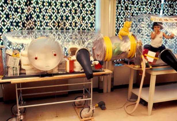 The isolator was fed with a constant flow of filtered air.