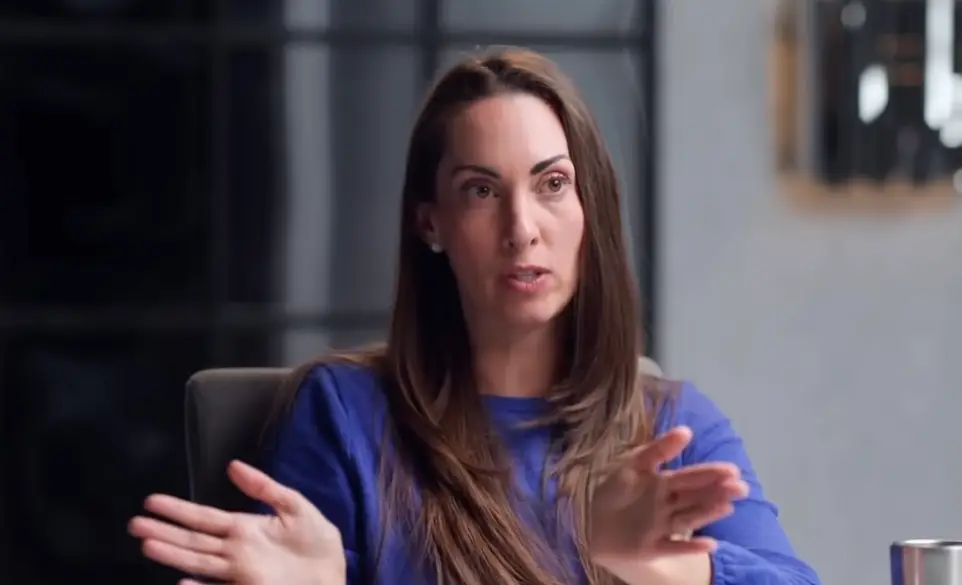 The body language expert explained you should angle your feet to appear approachable (YouTube/Diary of a CEO)