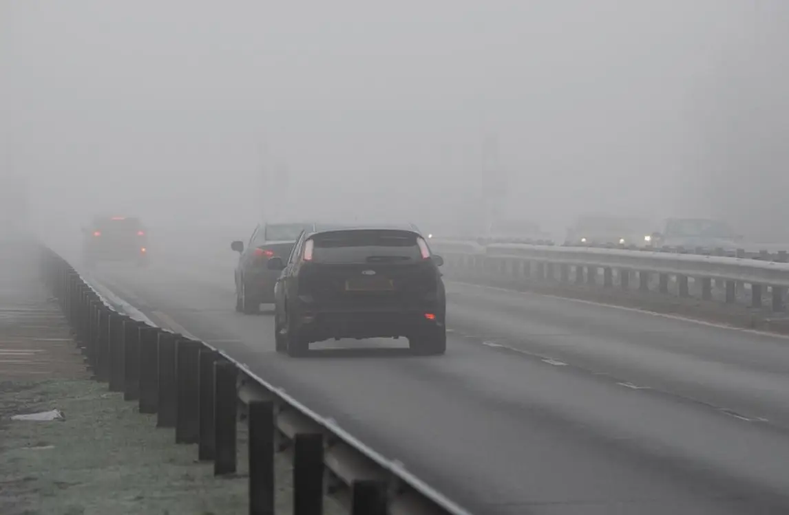 Experts recommend to avoid driving in freezing fog if possible.