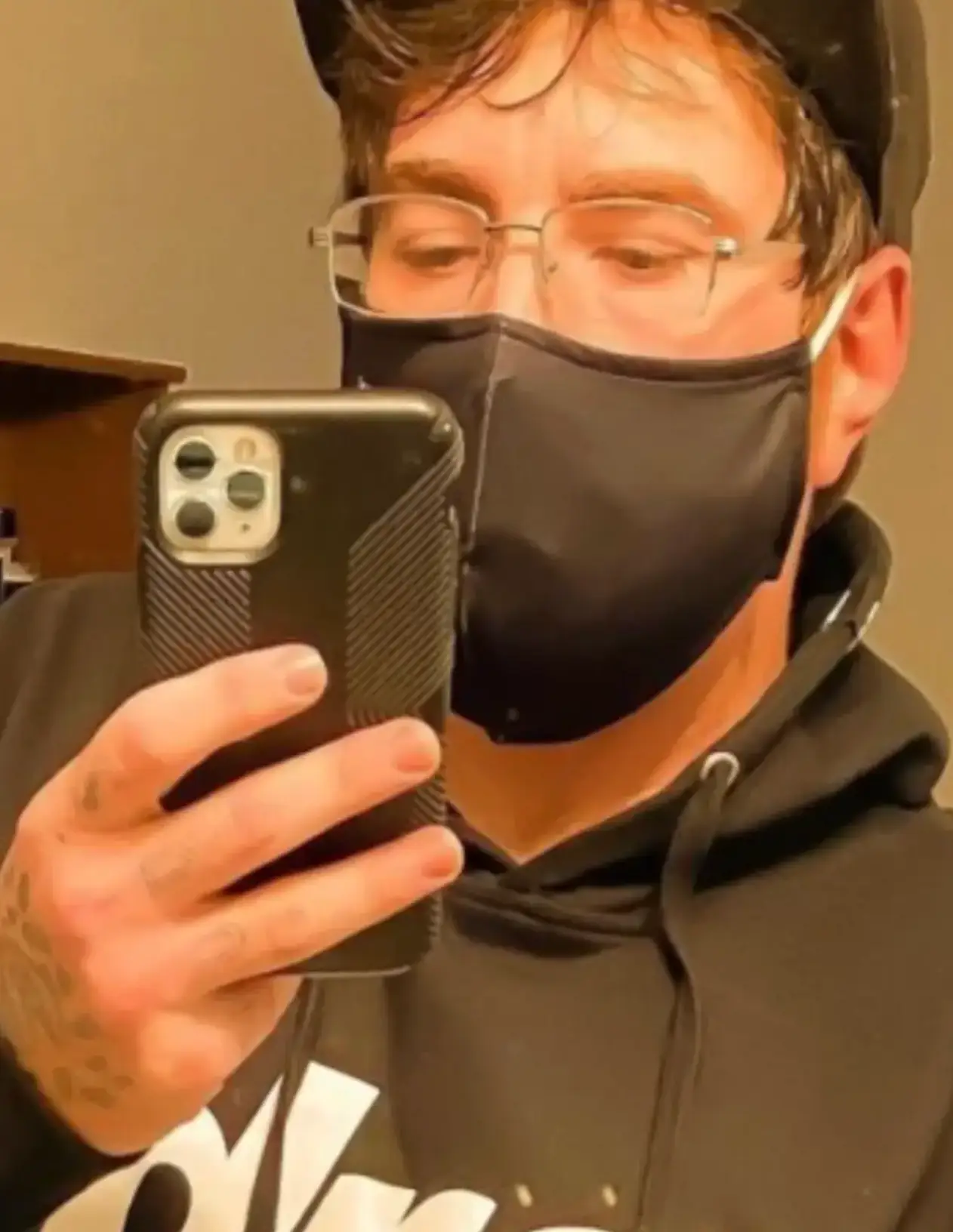 He challenged other men to compare sizes, to prove his point (Instagram/whutzhisphaze)