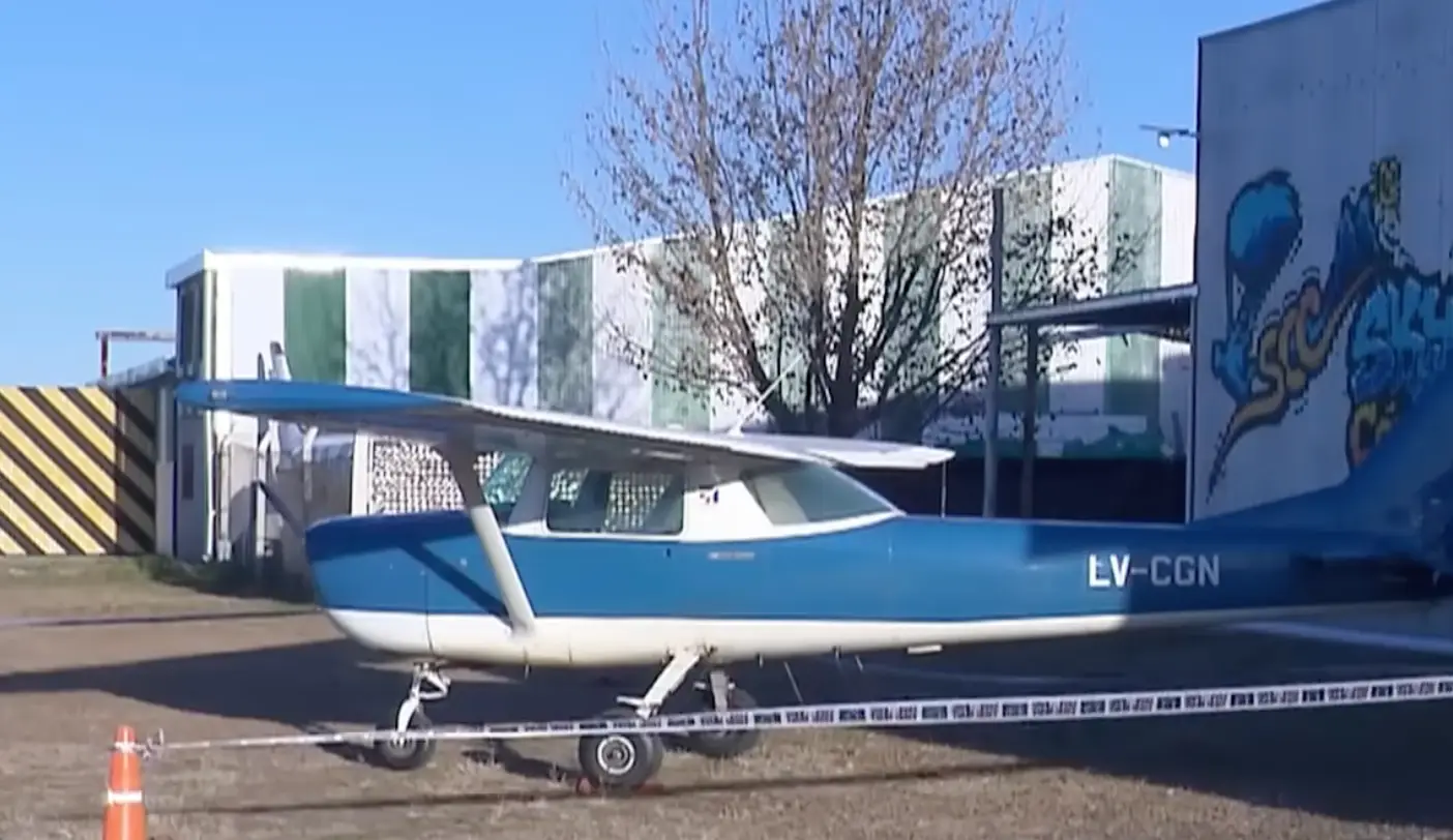 The student landed the plane successfully (eldoce)