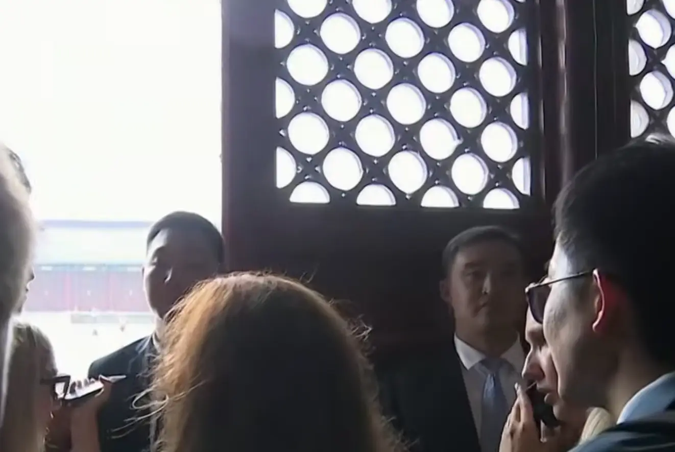 Chinese officials wouldn't let the US press leave, so they pushed their way out (BBC) 