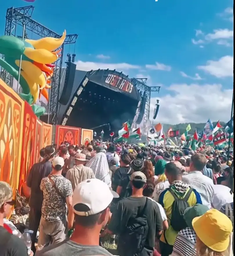 She held her phone up for over an hour (TikTok/helensmashinglife)