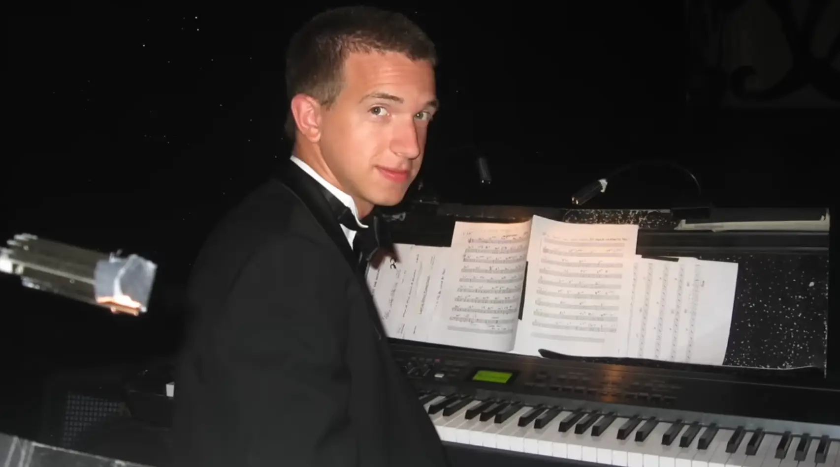 He got himself a gig playing the piano on cruises. (YouTube/@JeffSchneiderMusic)
