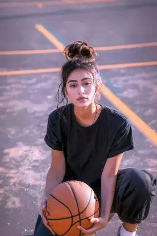 (Instagram/@zarashatavari)