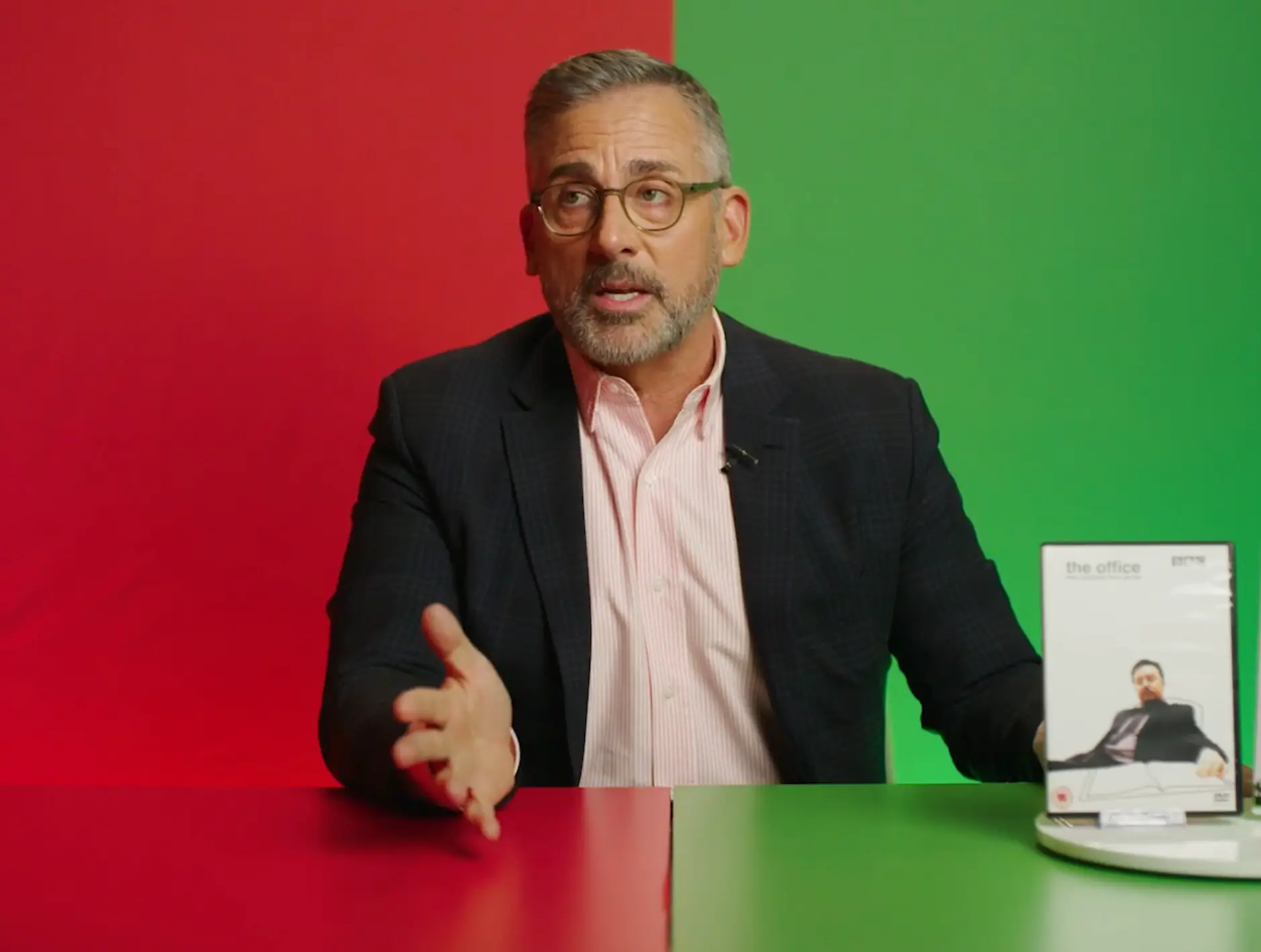 Steve Carell has never seen the UK Office, but that didn't stop him having an iconic performance in the US version (YouTube/LADbible)