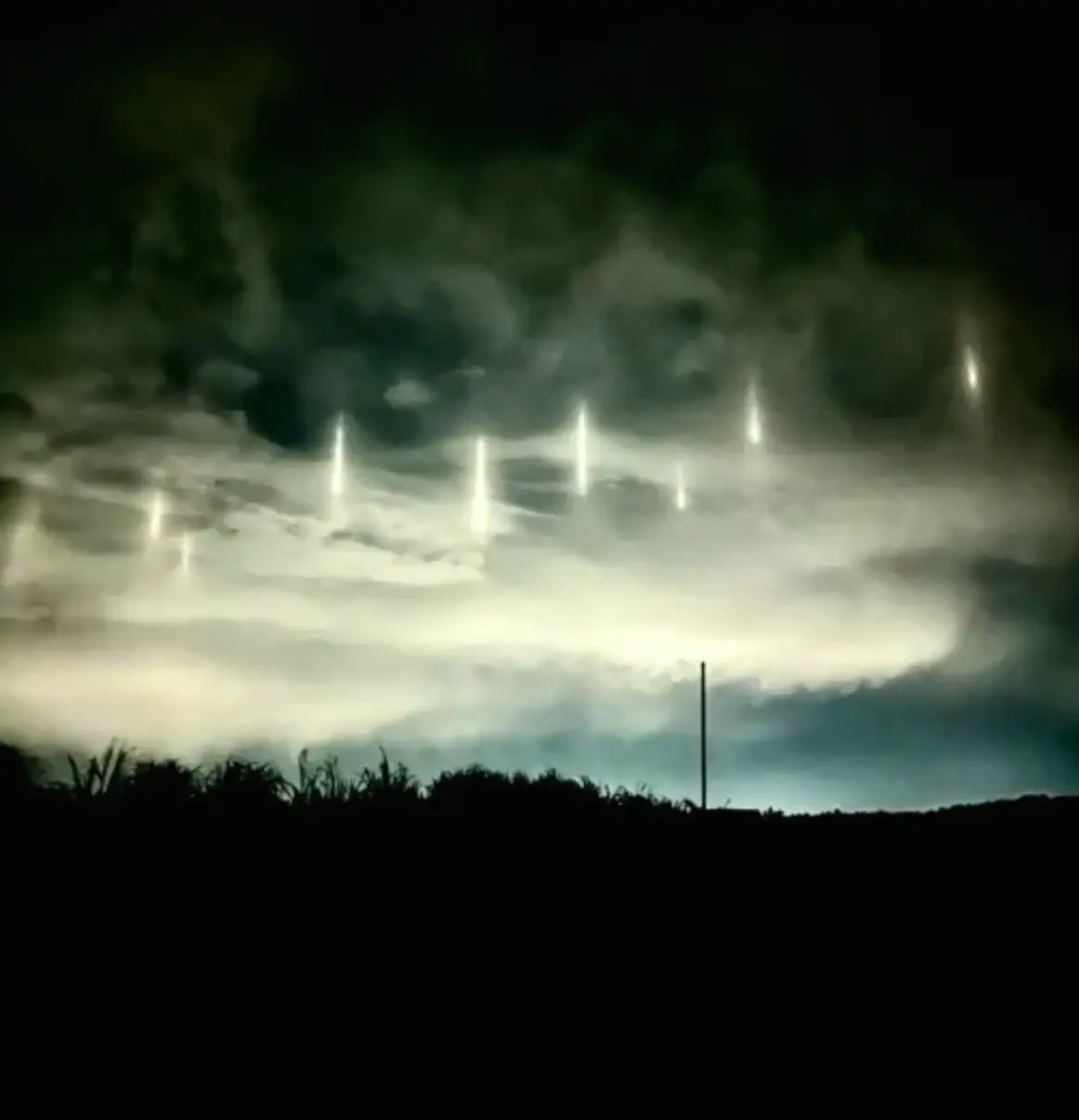 The pillars of light were spotted above the Tottori Prefecture in southern Japan (X / @maashii_taiy)
