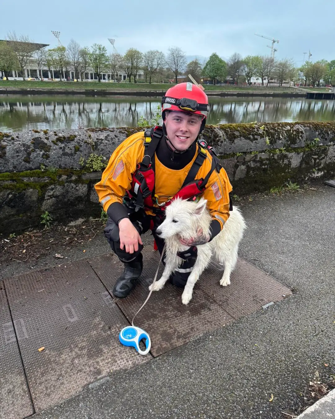 Bán getting rescued by Fire Fighter (Facebook)