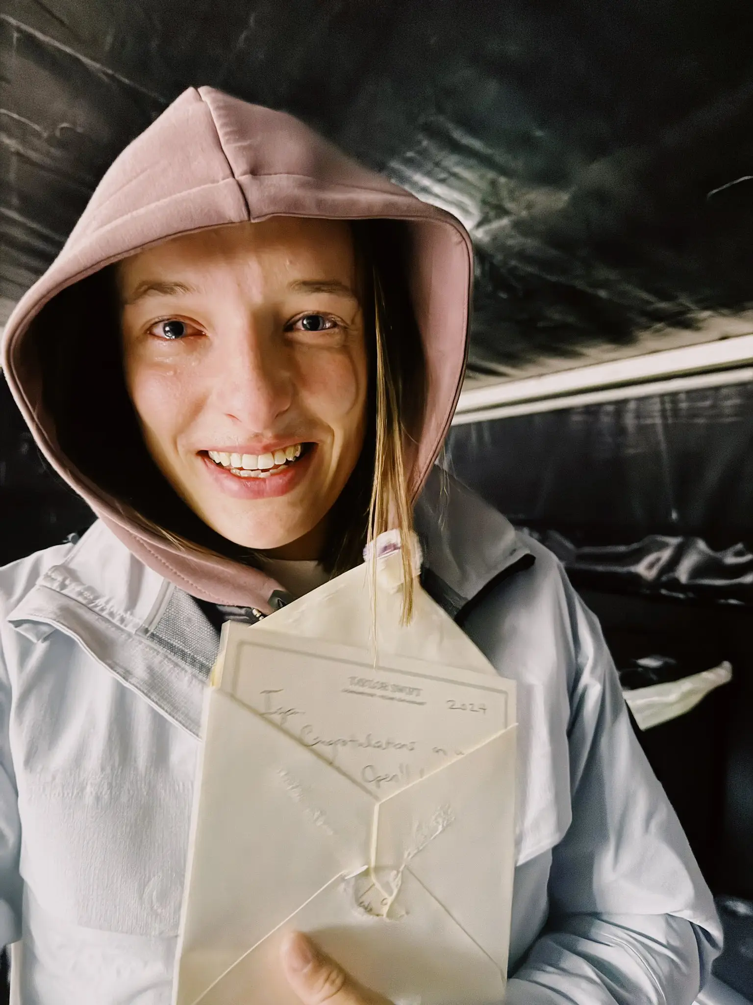 Iga Świątek cried tears of joy after receiving a handwritten note from Swift. (X/@iga_swiatek)