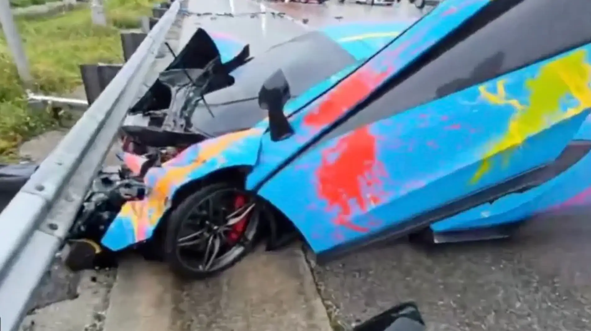 The streamer wrecked his car (X/dohertyjackk)