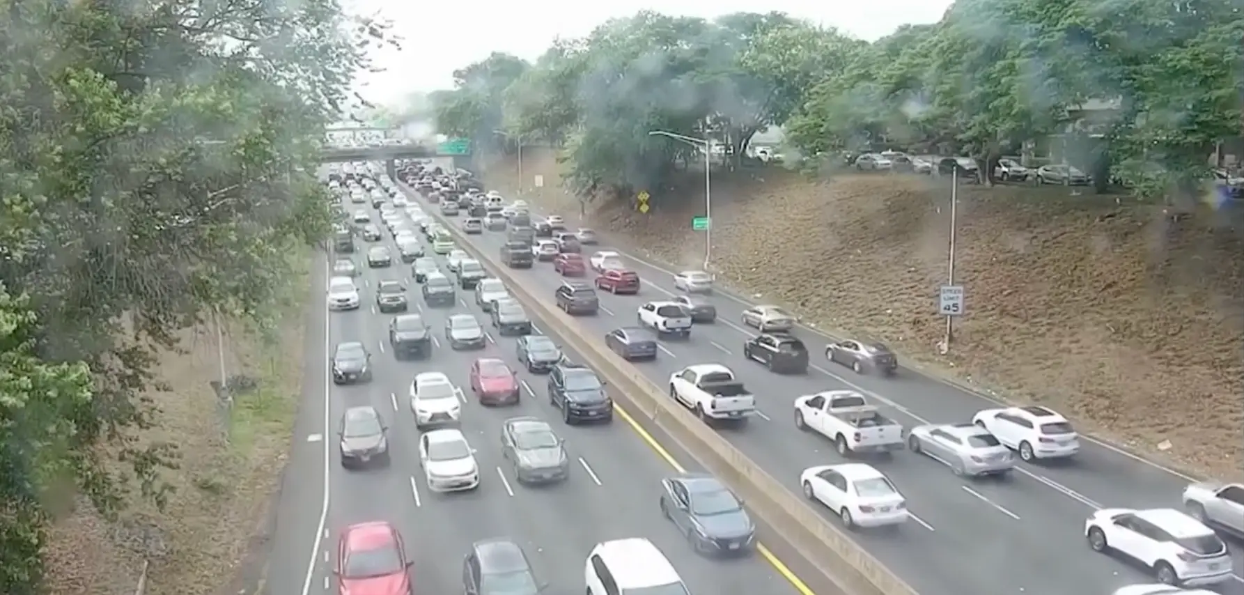 Hawaiians were urged to avoid coastal areas and evacuate to higher ground (GoAkamai/Hawaii Department of Transportation)