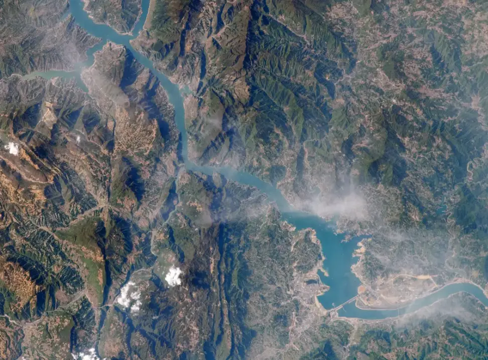 The dam and river photographed from above (NASA)
