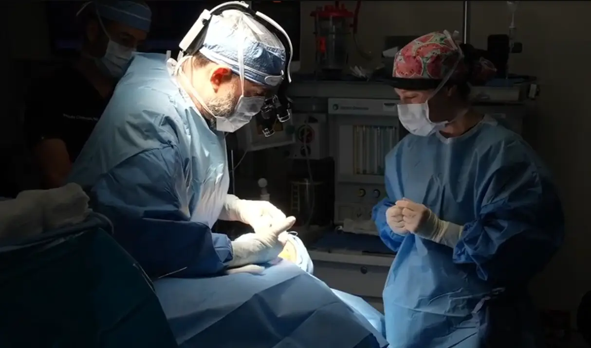 The entire surgery was broadcast live (Clavicular/Kick)
