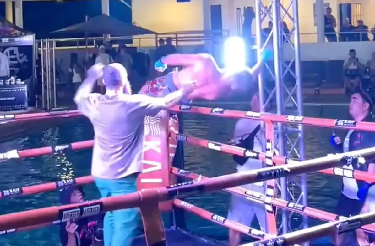 He crashed to the canvas before waking back up (X/Matysek)