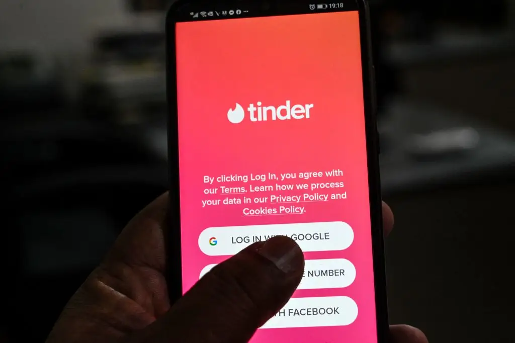 He had defrauded many women he had met through Tinder. (AAMIR QURESHI/AFP via Getty Images)