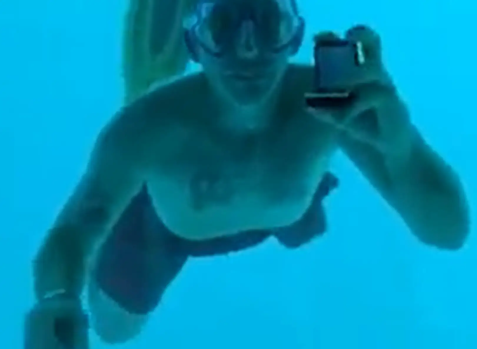 After holding up his message he then produced a ring. (Facebook/Kenesha Antoine)